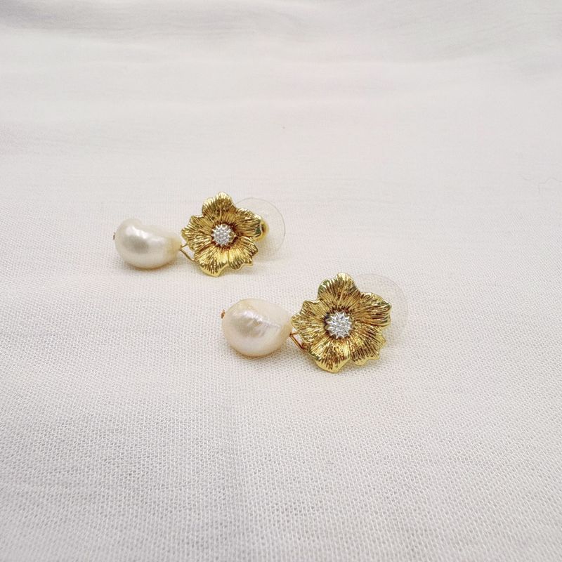 ARETES DE FLOR CON PERLA BAÑO DE ORO AR3192G45 ARETES DE FLOR CON PERLA BAÑO DE ORO AR3192G45