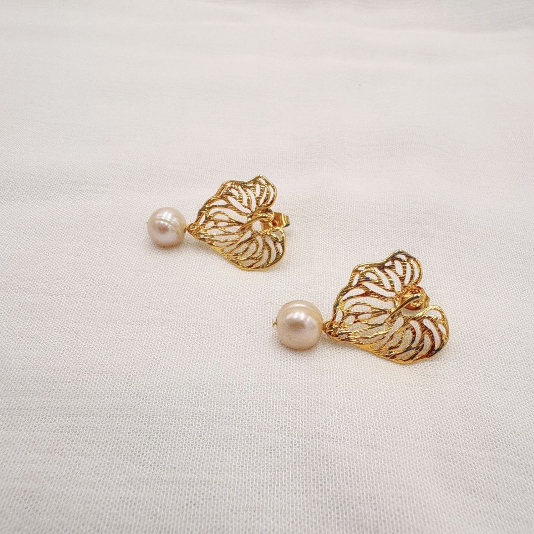 ARETES DE HOJA GRANDE CON PERLA COLGANTE AR3200G47 ARETES DE HOJA GRANDE CON PERLA COLGANTE AR3200G47
