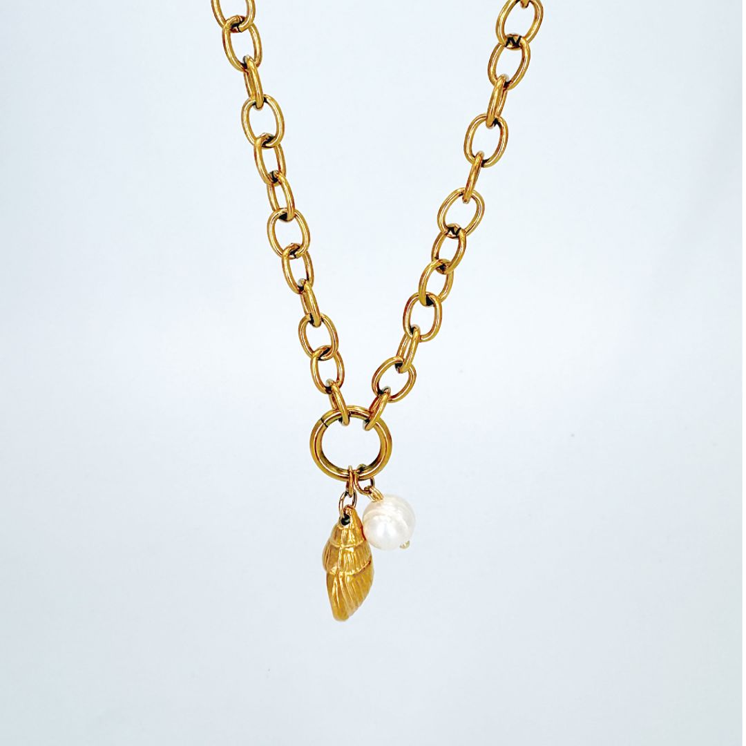 COLLAR DE CADENA DE ESLABONES OVALADOS CON DIJES DE CARACOL Y PERLA EN BAÑO DE ORO CO1923G45 COLLAR DE CADENA DE ESLABONES OVALADOS CON DIJES DE CARACOL Y PERLA EN BAÑO DE ORO CO1923G45