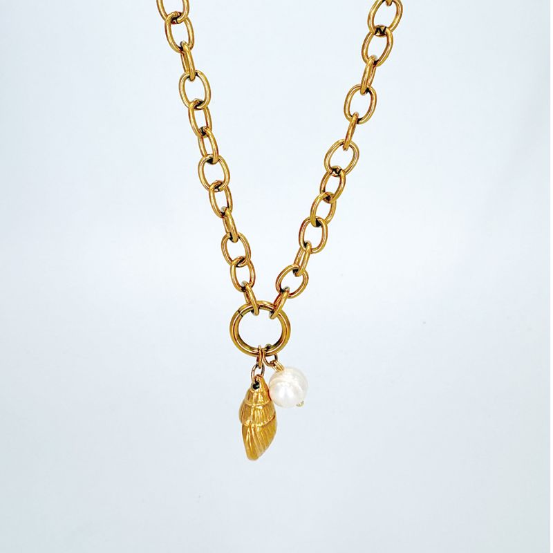 COLLAR DE CADENA DE ESLABONES OVALADOS CON DIJES DE CARACOL Y PERLA EN BAÑO DE ORO CO1923G45 COLLAR DE CADENA DE ESLABONES OVALADOS CON DIJES DE CARACOL Y PERLA EN BAÑO DE ORO CO1923G45