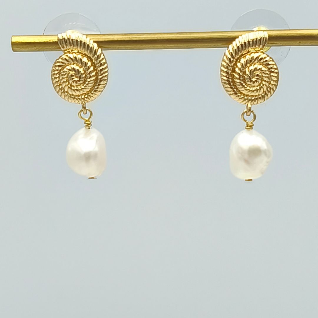 ARETES DE CARACOL CON PERLA CULTIVADA BAÑO DE ORO AR3194G44 ARETES DE CARACOL CON PERLA CULTIVADA BAÑO DE ORO AR3194G44