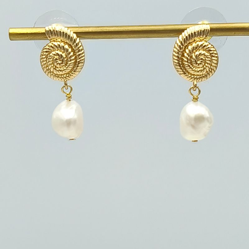 ARETES DE CARACOL CON PERLA CULTIVADA BAÑO DE ORO AR3194G44 ARETES DE CARACOL CON PERLA CULTIVADA BAÑO DE ORO AR3194G44