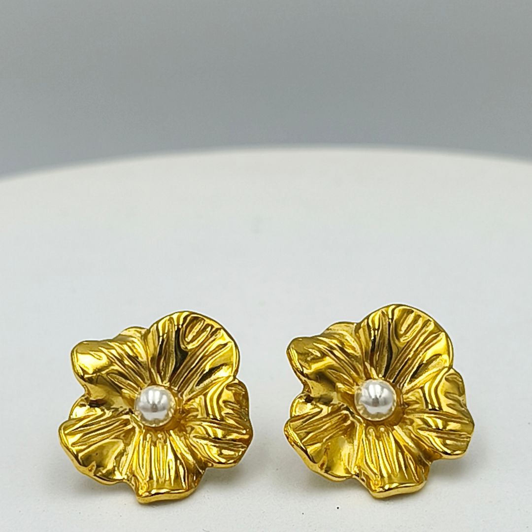 ARETES DE FLOR CON PERLA SINTÉTICA EN ACERO AR3199G47 ARETES DE FLOR CON PERLA SINTÉTICA EN ACERO AR3199G47