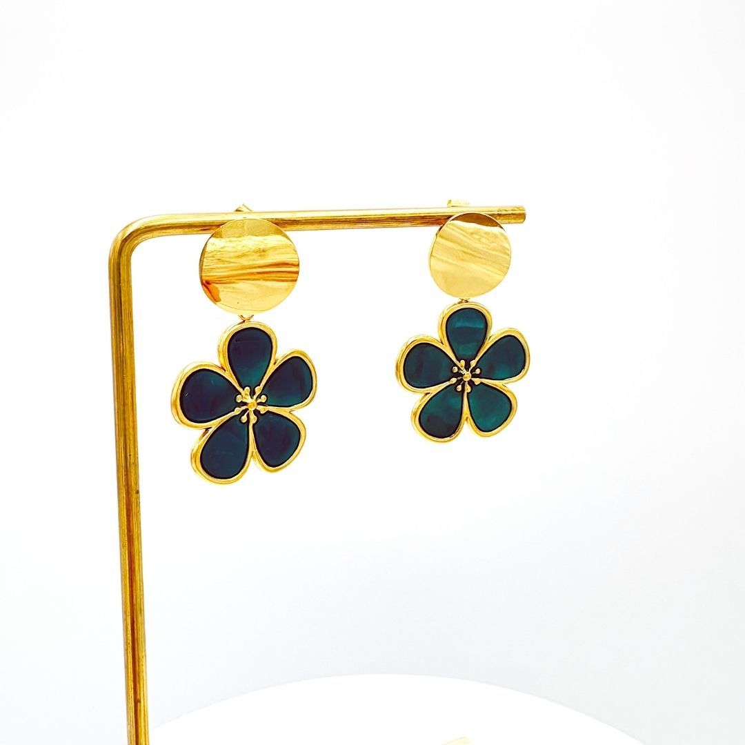 ARETES DE FLOR VERDE ESMALTADO EN ACERO AR3207G34 ARETES DE FLOR VERDE ESMALTADO EN ACERO AR3207G34