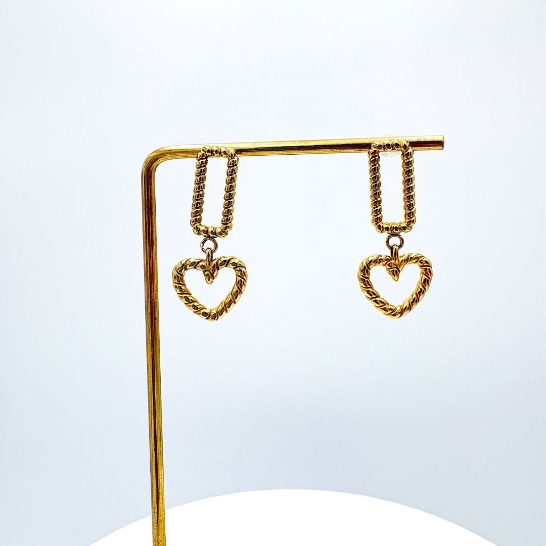 ARETES COLGANTES DE RECTÁNGULO Y CORAZÓN TEXTURIZADO ACERO AR3214G30
