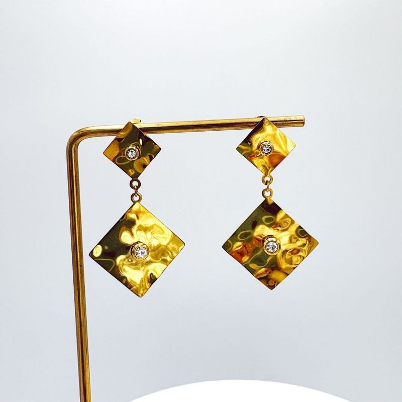ARETES COLGANTES DE DOBLE ROMBO MARTILLADO CON CIRCONIA ENACERO AR3215G46 ARETES COLGANTES DE DOBLE ROMBO MARTILLADO CON CIRCONIA ENACERO AR3215G46