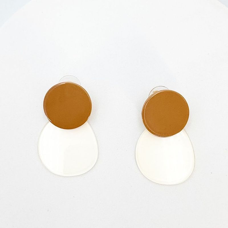 ARETES DE DOBLE DISCO EN ESMALTE CAFÉ Y BLANCO TRASLÚCIDO AR3216G31 ARETES DE DOBLE DISCO EN ESMALTE CAFÉ Y BLANCO TRASLÚCIDO AR3216G31