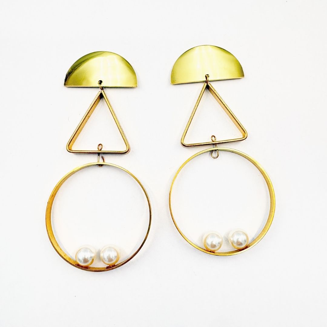 ARETES COLGANTES GEOMÉTRICOS DE 3 NIVEL CON PERLAS SINTÉTICAS AR3221G89 ARETES COLGANTES GEOMÉTRICOS DE 3 NIVEL CON PERLAS SINTÉTICAS AR3221G89