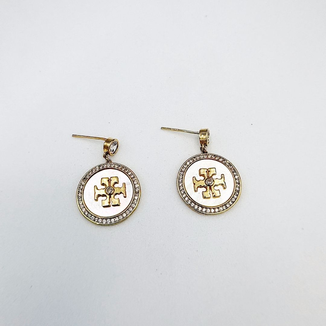ARETES CON CIRCONES, CRUZ Y FONDO DE MADRE PERLA EN BAÑO DE ORO AR3238G30 ARETES CON CIRCONES, CRUZ Y FONDO DE MADRE PERLA EN BAÑO DE ORO AR3238G30