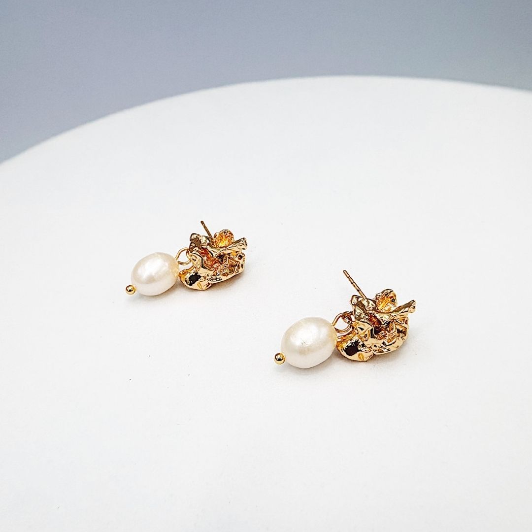 ARETES DE PERLA CULTIVADA COLGANTE DE UNA BASE IRREGULAR EN BAÑO DE ORO AR3241G63 ARETES DE PERLA CULTIVADA COLGANTE DE UNA BASE IRREGULAR EN BAÑO DE ORO AR3241G63