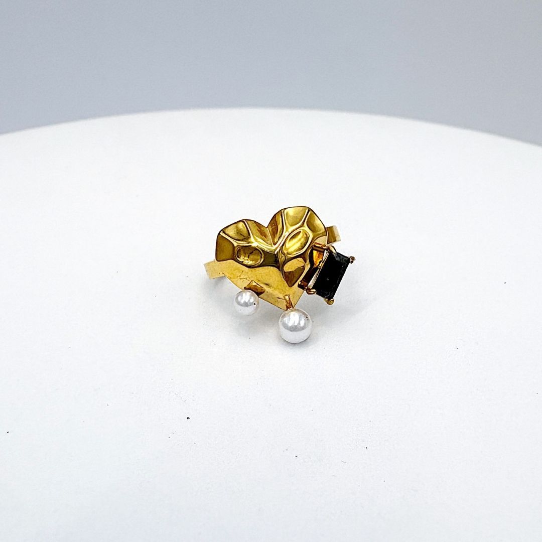 ANILLO DE CORAZÓN MARTILLADO CON PERLAS Y PIEDRA OSCURA ACERO AJUSTABLE AN3953G150 ANILLO DE CORAZÓN MARTILLADO CON PERLAS Y PIEDRA OSCURA ACERO AJUSTABLE AN3953G150