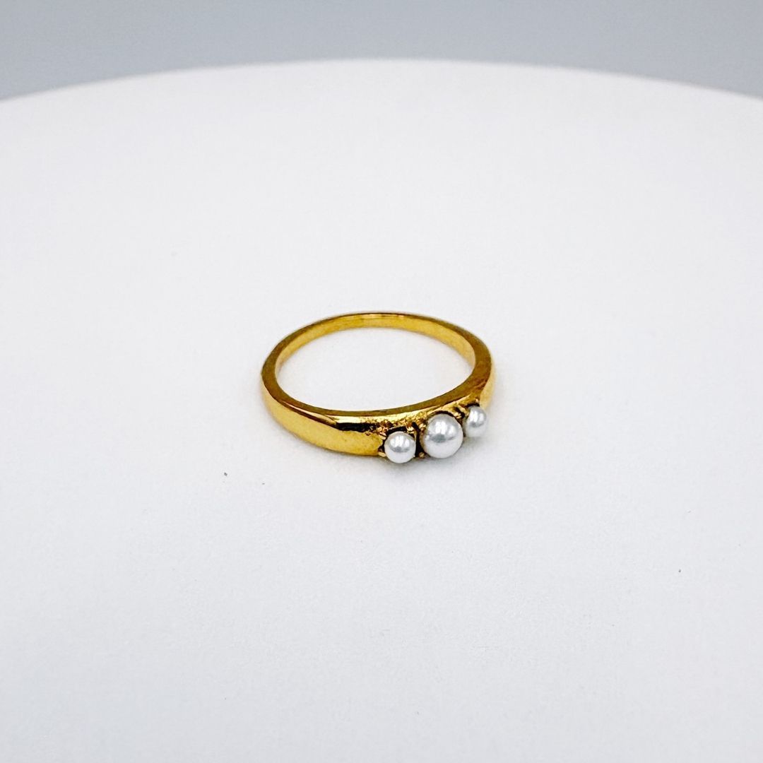 ANILLO CON TRES PERLAS SINTÉTICAS EN BAÑO DE ORO AN3962G45 ANILLO CON TRES PERLAS SINTÉTICAS EN BAÑO DE ORO AN3962G45
