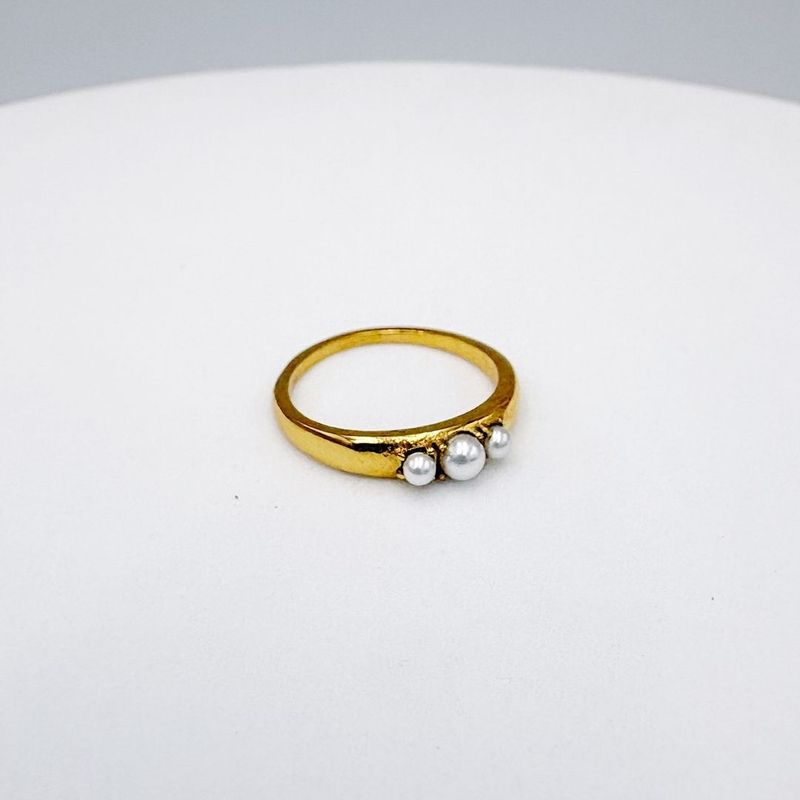 ANILLO CON TRES PERLAS SINTÉTICAS EN BAÑO DE ORO AN3962G45 ANILLO CON TRES PERLAS SINTÉTICAS EN BAÑO DE ORO AN3962G45