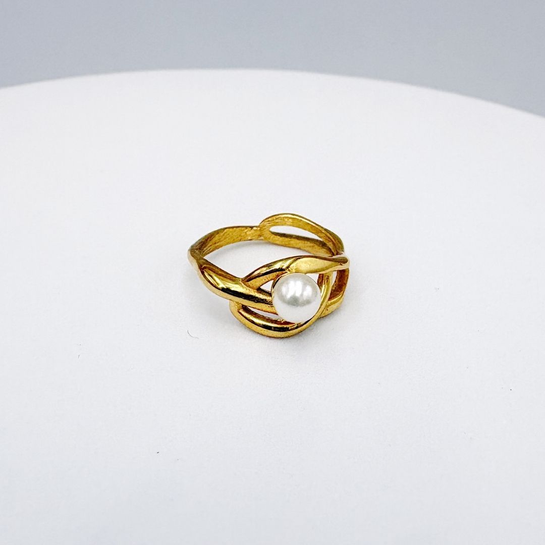 ANILLO CON DISEÑO DE NUDO Y PERLA SINTÉTICA EN BAÑO DE ORO TALLA 8 AN3959G40 ANILLO CON DISEÑO DE NUDO Y PERLA SINTÉTICA EN BAÑO DE ORO TALLA 8 AN3959G40