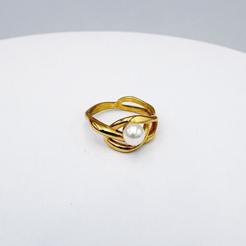 ANILLO CON DISEÑO DE NUDO Y PERLA SINTÉTICA EN BAÑO DE ORO TALLA 8 AN3959G40 ANILLO CON DISEÑO DE NUDO Y PERLA SINTÉTICA EN BAÑO DE ORO TALLA 8 AN3959G40