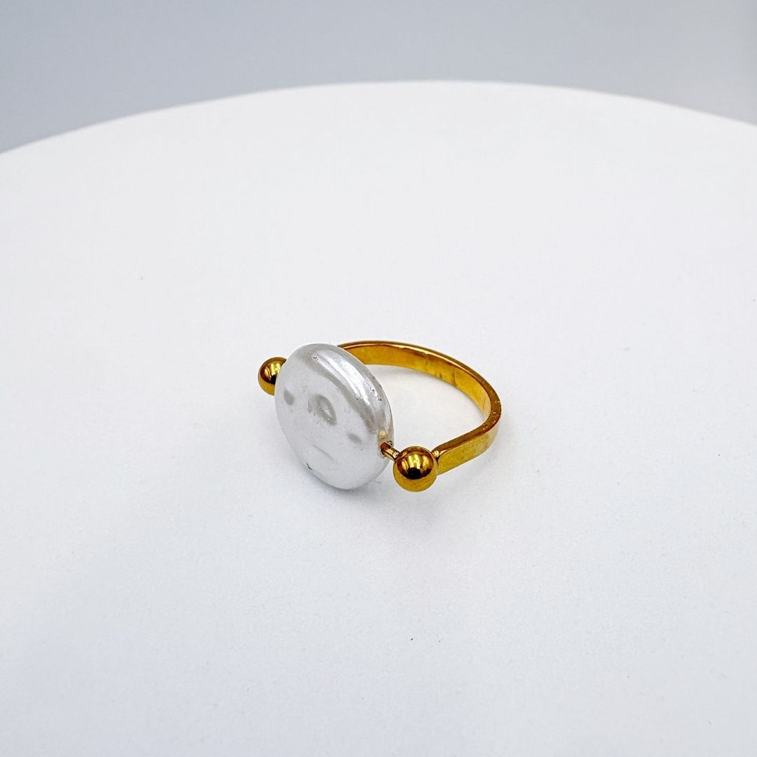 ANILLO CON PERLA PLANA Y DETALLES EN BAÑO DE ORO TALLA 7 AN3960G48