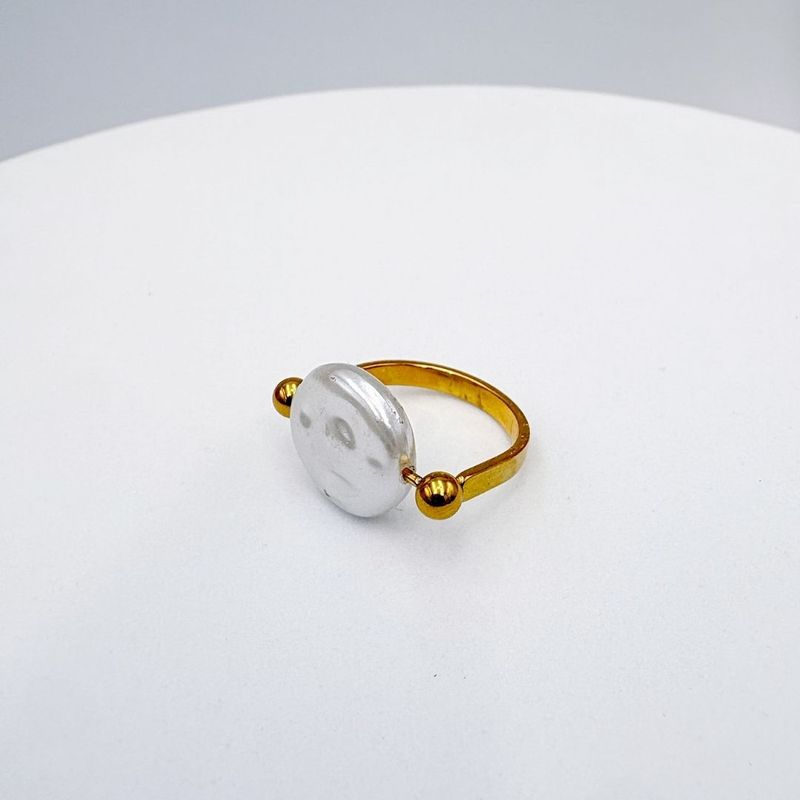 ANILLO CON PERLA PLANA Y DETALLES EN BAÑO DE ORO TALLA 7 AN3960G48 ANILLO CON PERLA PLANA Y DETALLES EN BAÑO DE ORO TALLA 7 AN3960G48