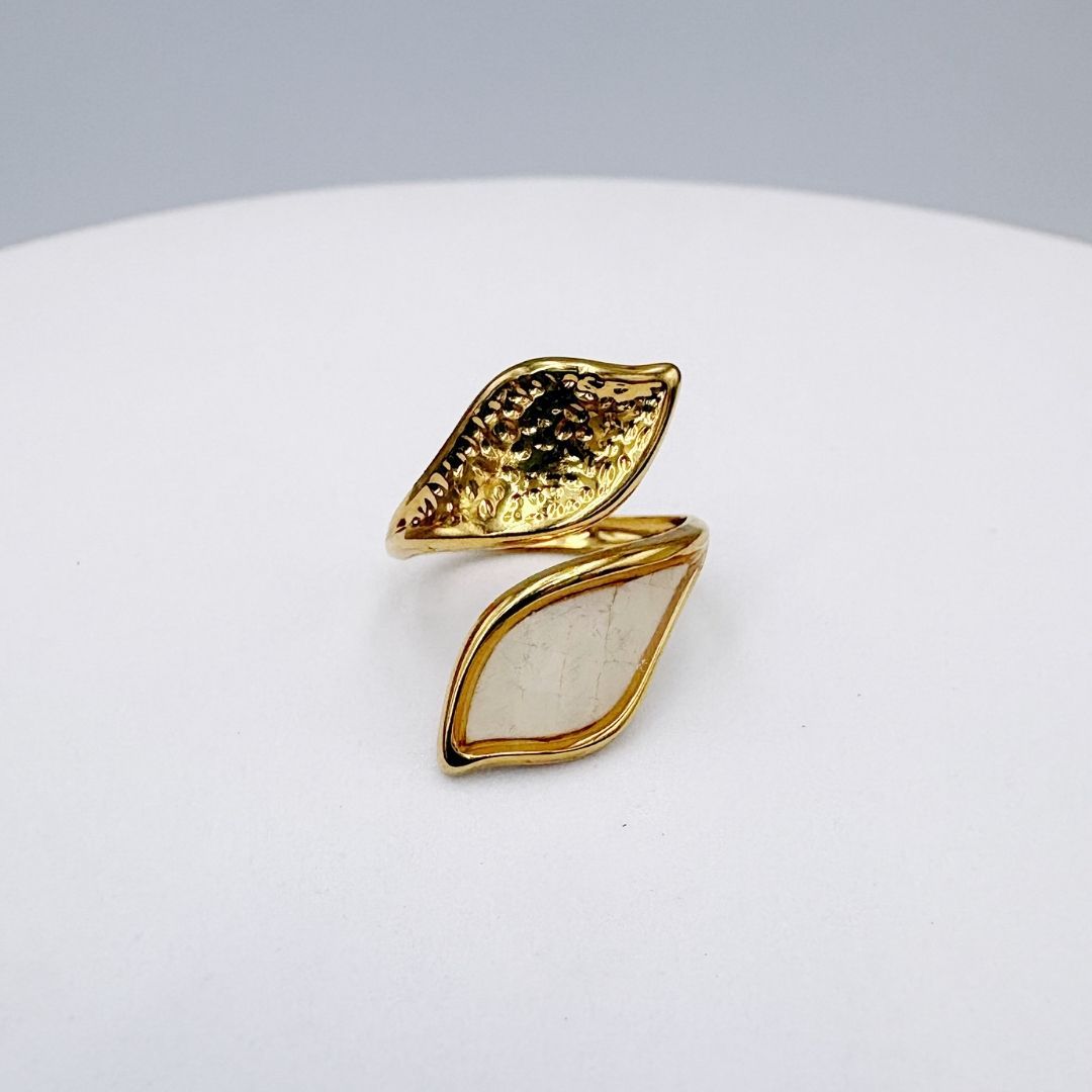 ANILLO DE ACERO CON FORMA DE HOJA MADRE PERLA Y MARTILLADO AJUSTABLE AN3973G62 ANILLO DE ACERO CON FORMA DE HOJA MADRE PERLA Y MARTILLADO AJUSTABLE AN3973G62
