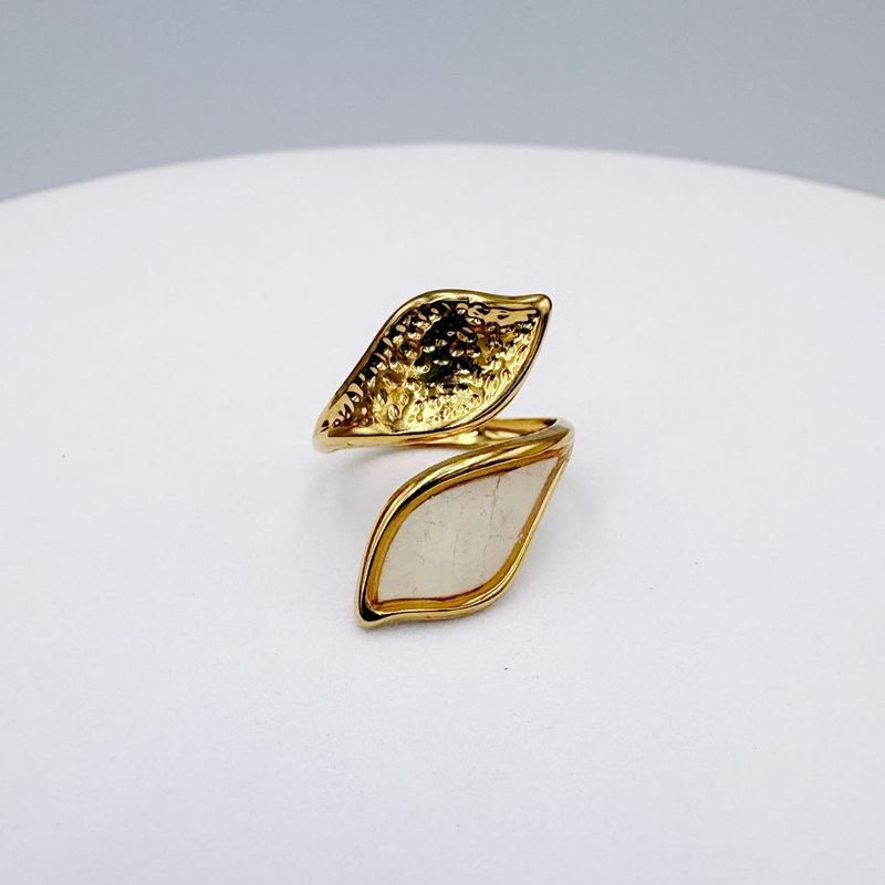 ANILLO DE ACERO CON FORMA DE HOJA MADRE PERLA Y MARTILLADO AJUSTABLE AN3973G62 ANILLO DE ACERO CON FORMA DE HOJA MADRE PERLA Y MARTILLADO AJUSTABLE AN3973G62