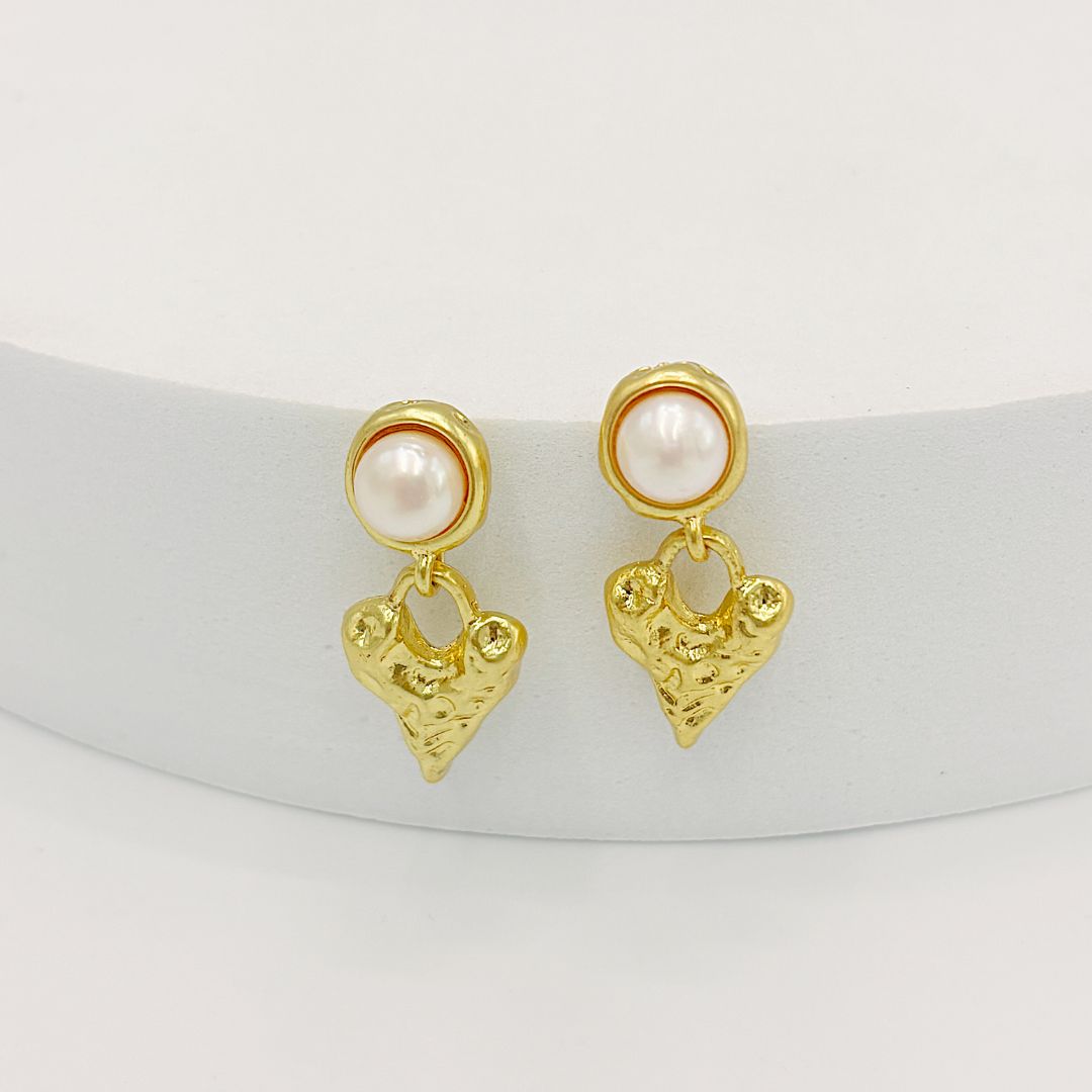 ARETES DE PERLA CULTIVADA  EN BAÑO DE ORO CON CORAZÓNES AR3242G45