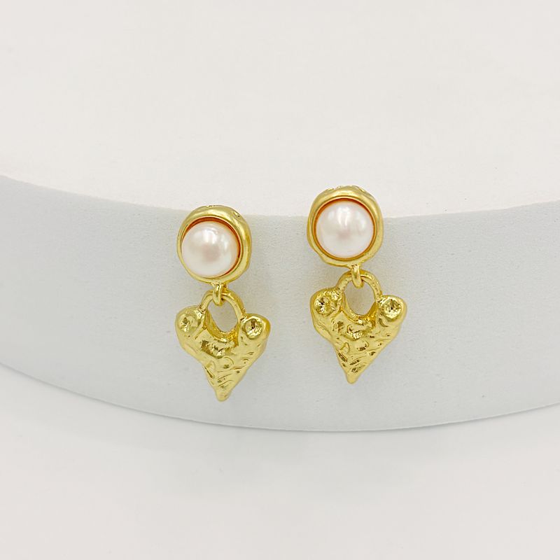 ARETES DE PERLA CULTIVADA EN BAÑO DE ORO CON CORAZÓNES AR3242G45 ARETES DE PERLA CULTIVADA EN BAÑO DE ORO CON CORAZÓNES AR3242G45