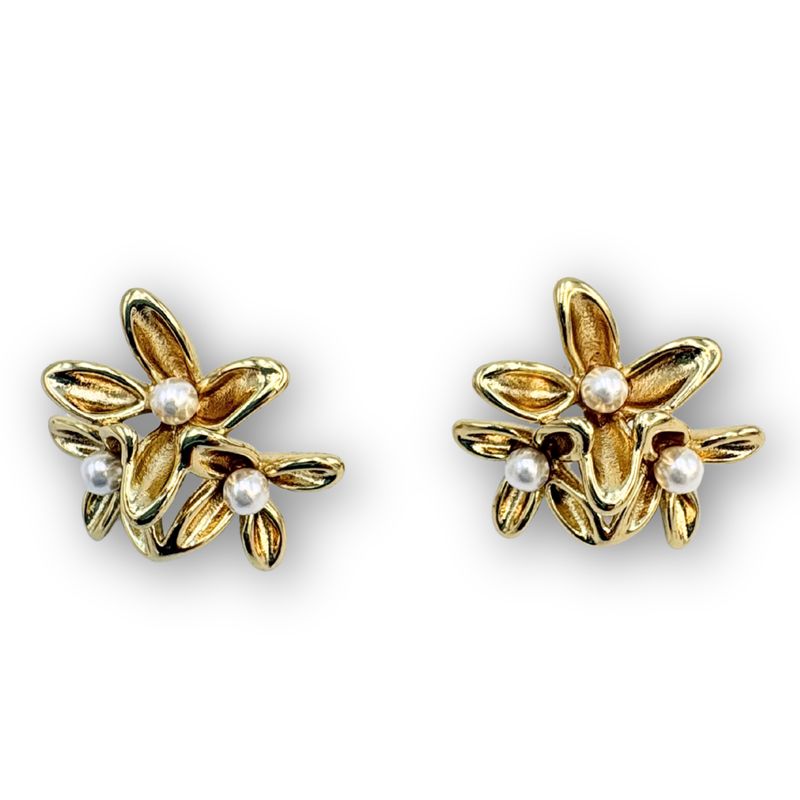 Aretes de 3 flores con perla central AR3253G65 Aretes de 3 flores con perla central AR3253G65