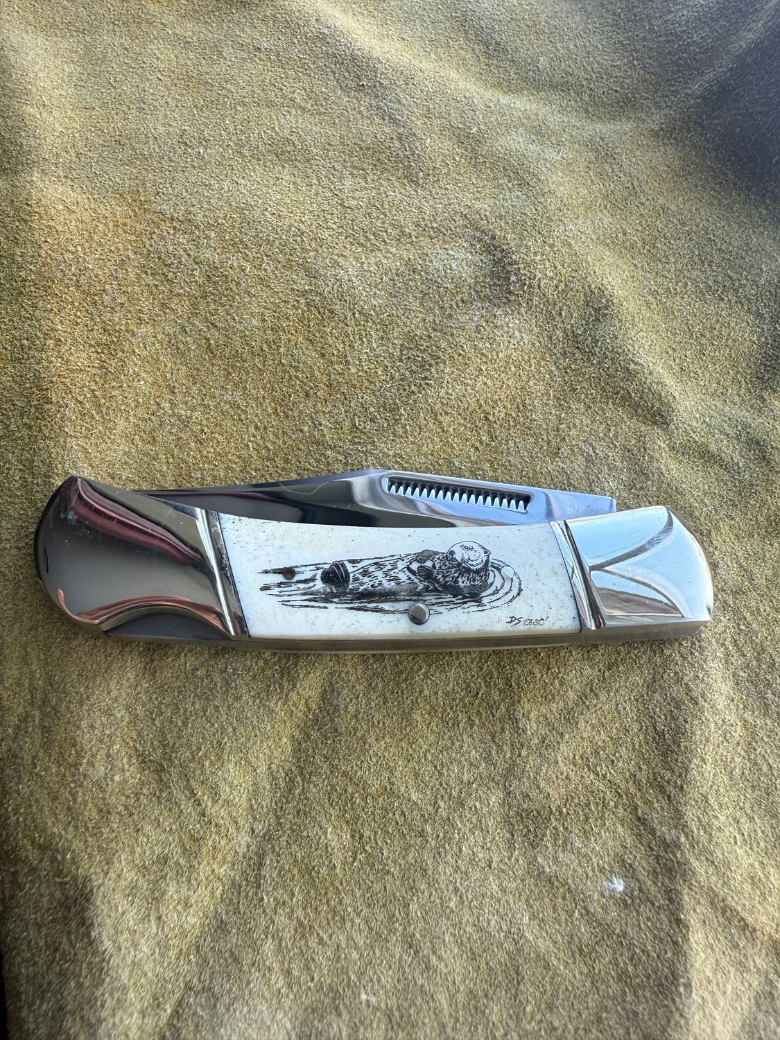 3.75" Lock Back (Black)  Floating Otter