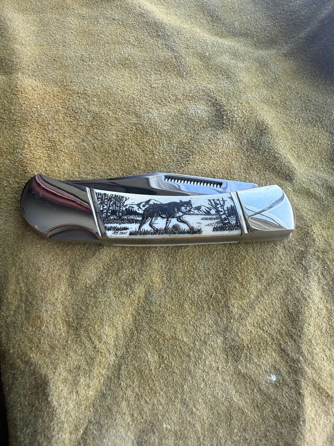 3.75" Lock Back (Black)  Standing Wolf