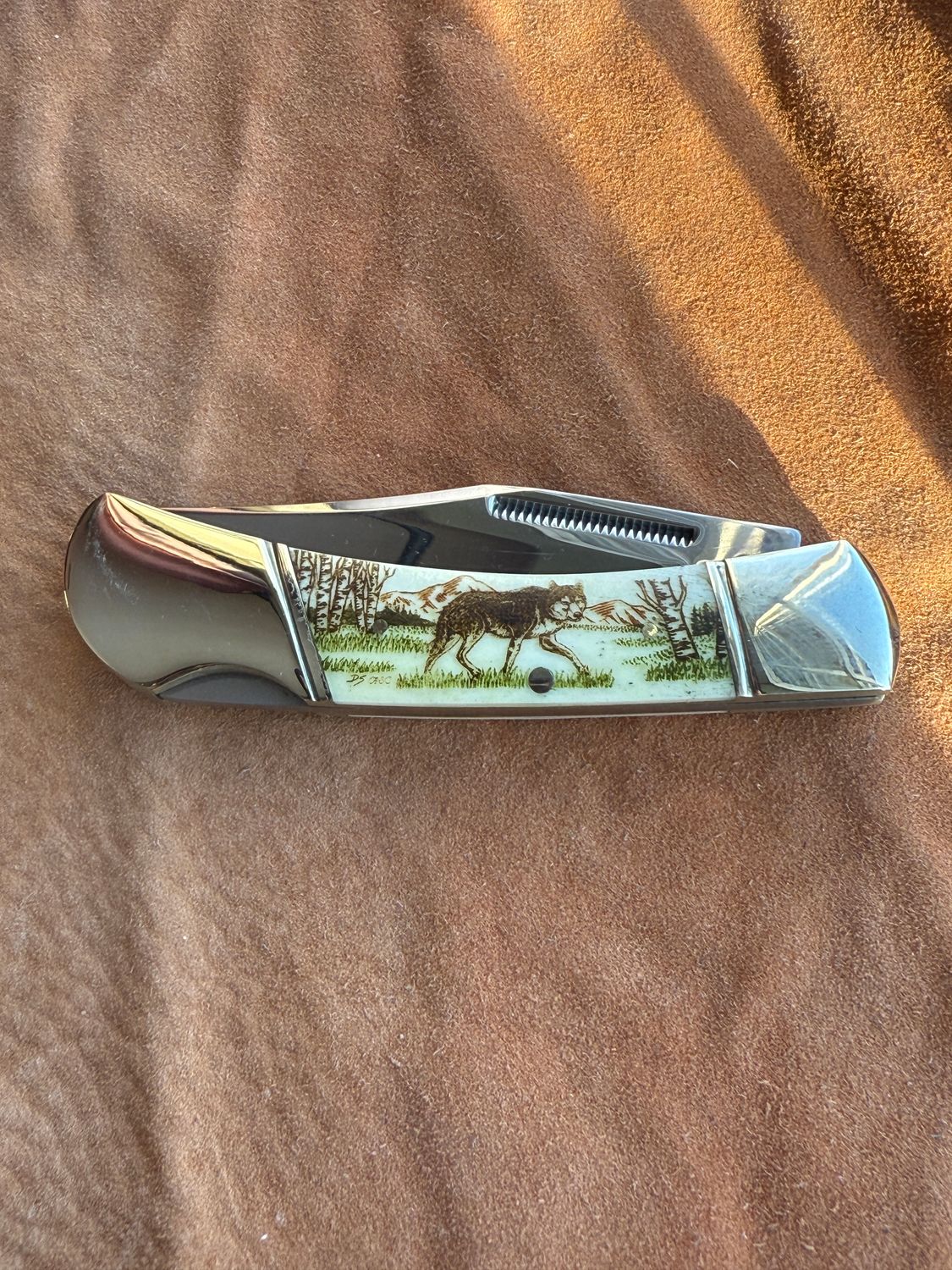 3.75" Lock Back (Color) KN192C Standing Wolf