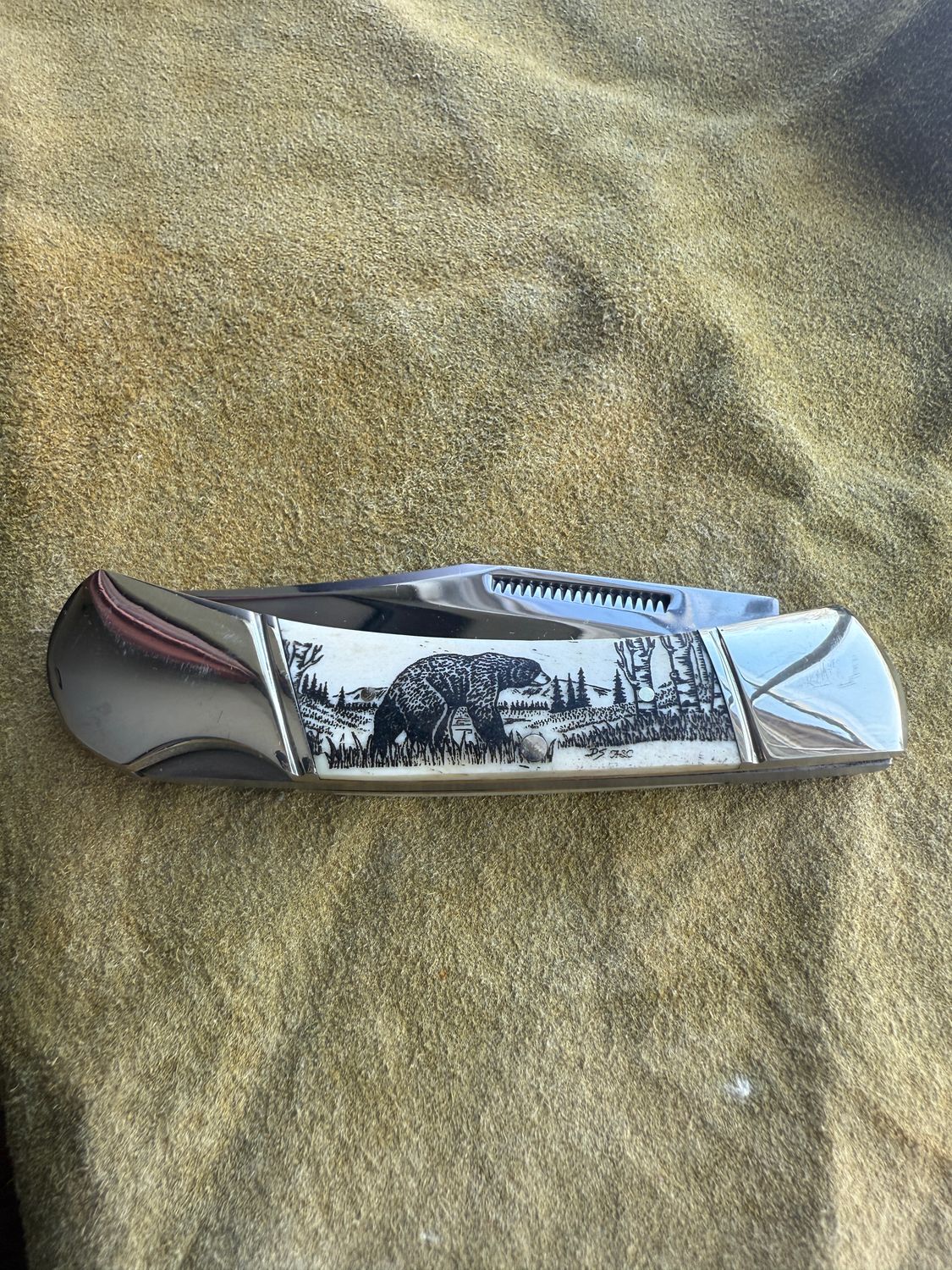 3.75" Lock Back (Black)  Bear Walking