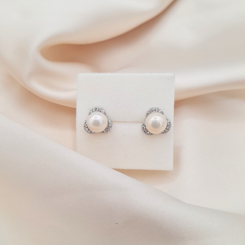 Aretes de perla natural con anillo de trébol alrededor