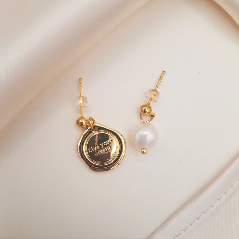 Aretes de perla y placa dispares