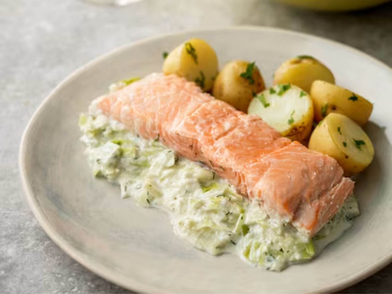 Łosoś w sosie porowym (ok 180g)