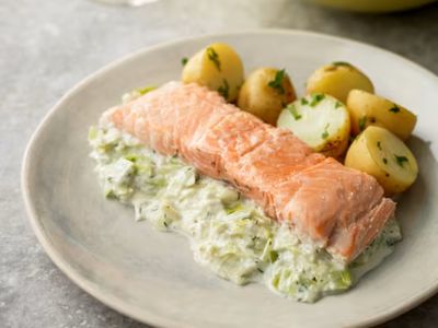 Łosoś w sosie porowym (ok. 200g)
