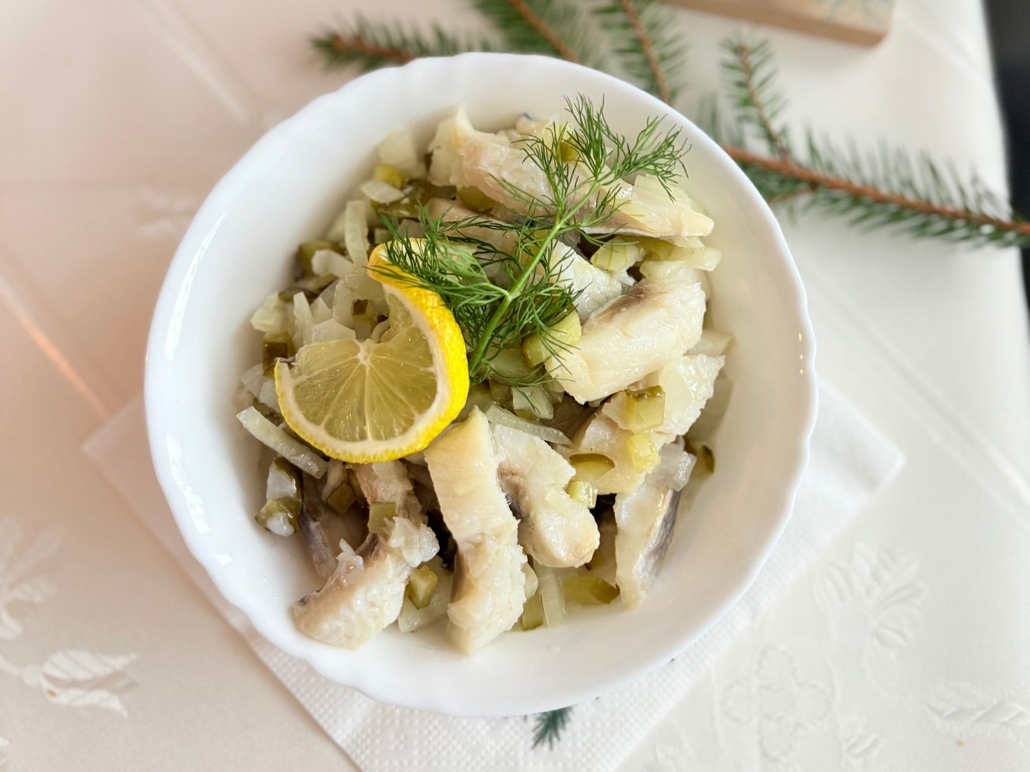 Sałatka śledziowa z ogórkiem