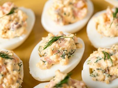 Jajko z wędzonym łososiem i koperkiem