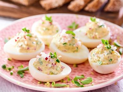 Jajko faszerowane pastą z pieczonej papryki i twarogu