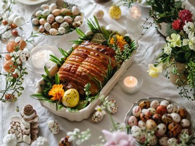 Obiad wielkanocny z półmiskiem mięs