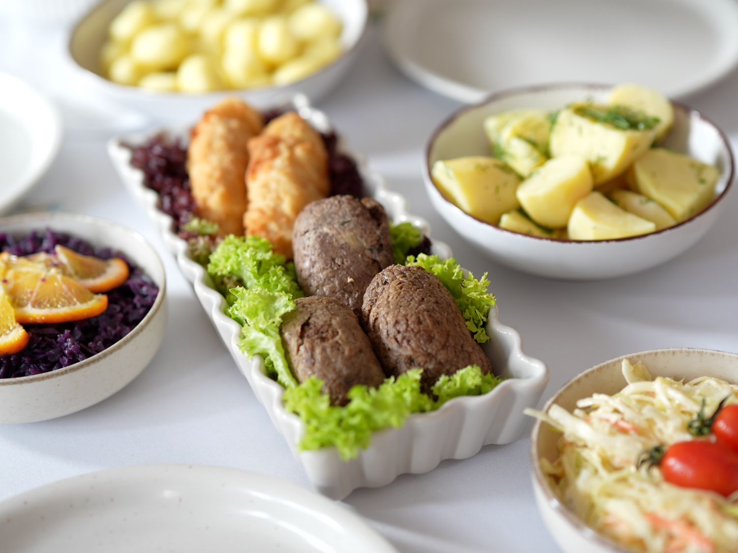 Obiad wielkanocny z półmiskiem mięs