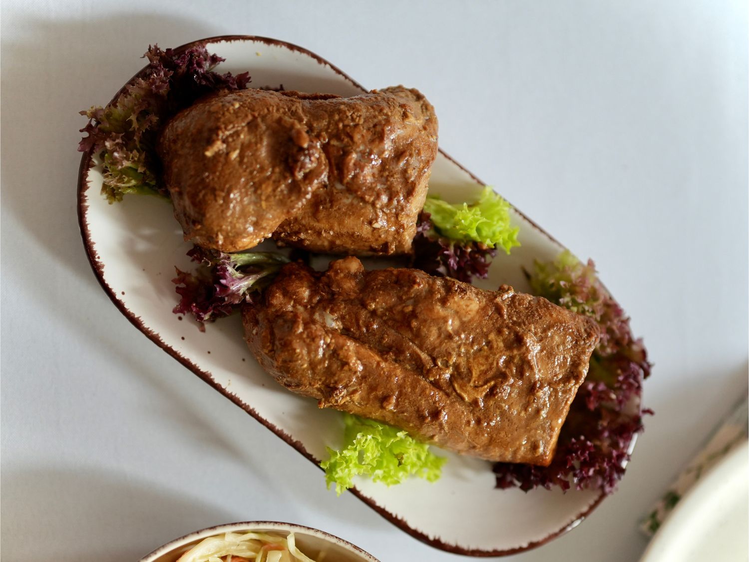 Obiad wielkanocny z półmiskiem mięs