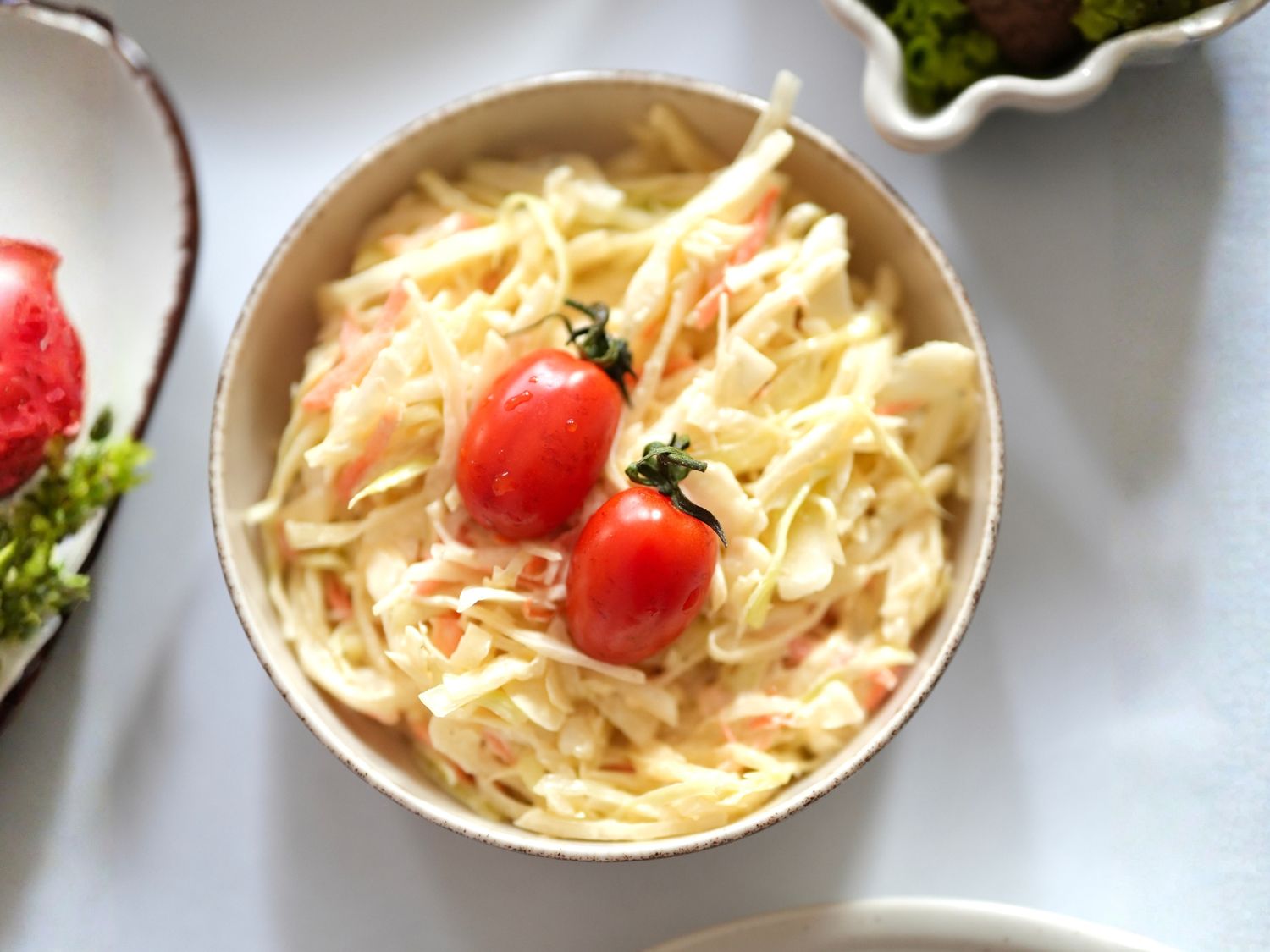 Obiad wielkanocny z półmiskiem mięs