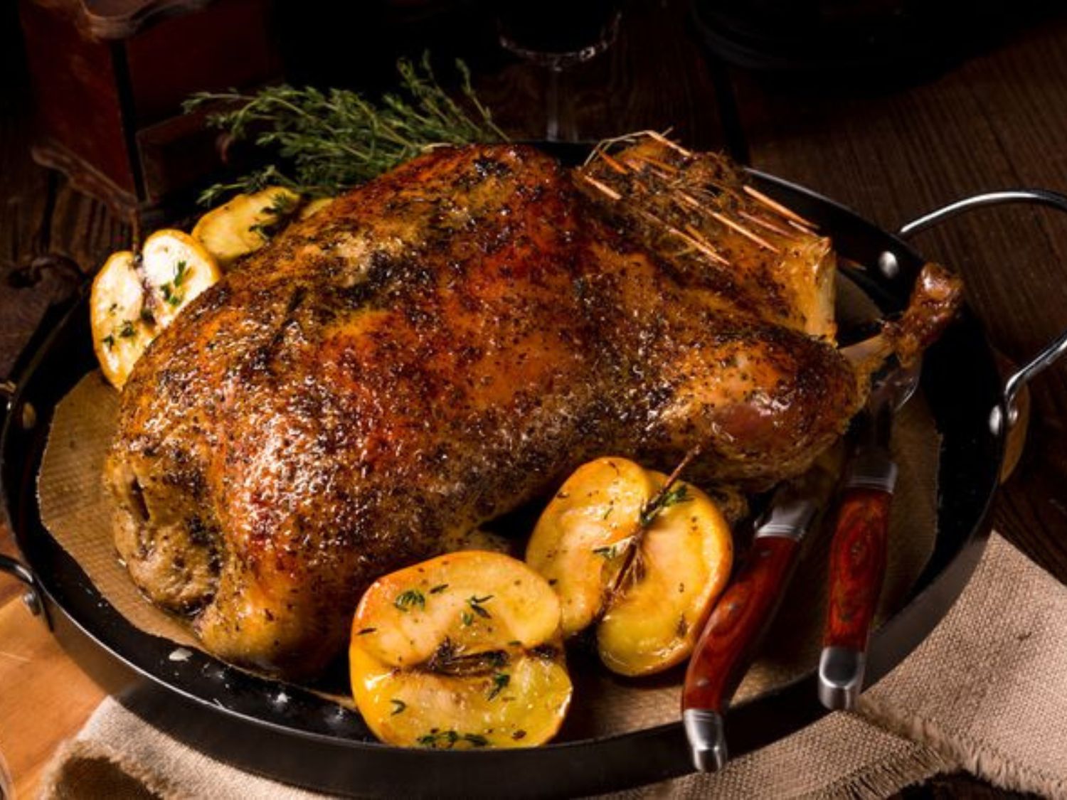 Kaczka pieczona z jabłkiem i aromatycznymi przyprawami