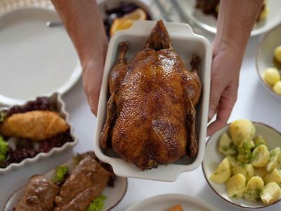 Kaczka pieczona z jabłkiem i aromatycznymi przyprawami