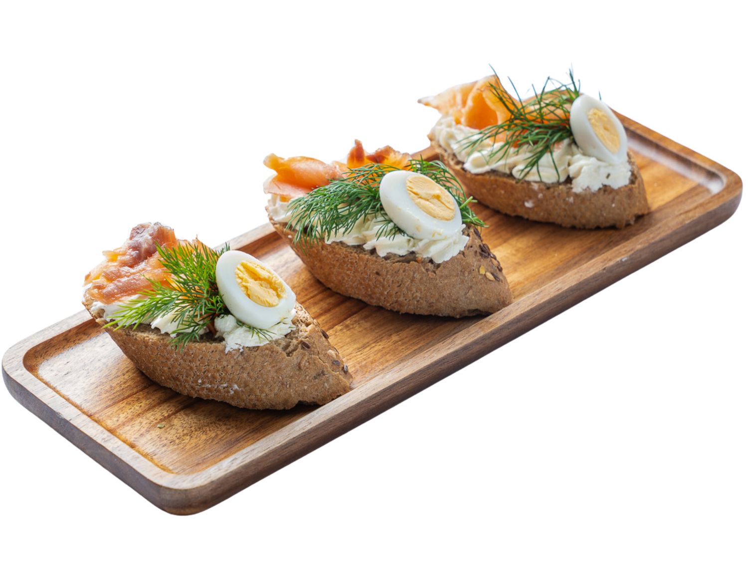 Mini kanapeczka z łososiem wędzonym i jajkiem przepiórczym