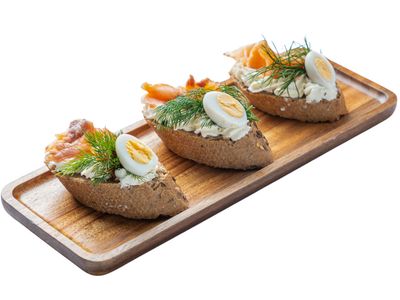 Mini kanapeczka z łososiem wędzonym i jajkiem przepiórczym