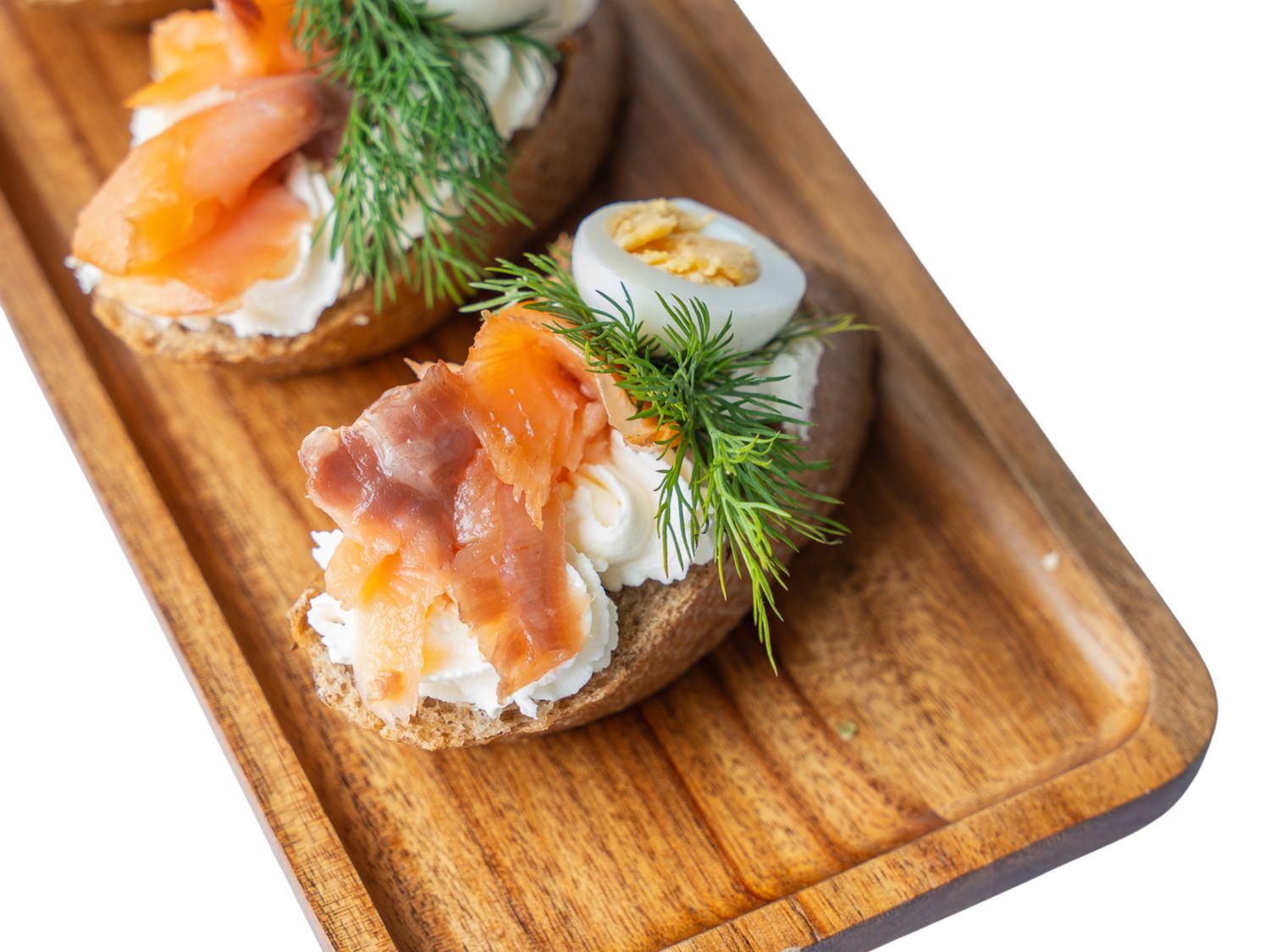 Mini kanapeczka z łososiem wędzonym i jajkiem przepiórczym