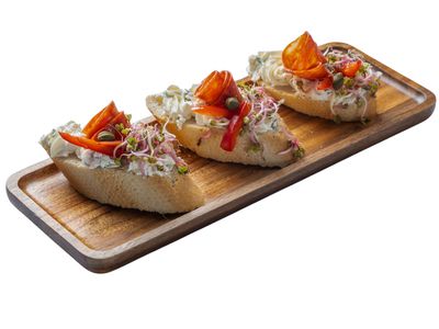 Mini kanapeczka z chorizo, kaparami i papryką