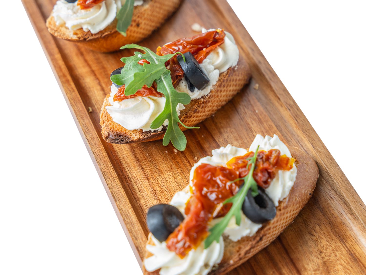 Bruschetta z serkiem wytrawnym, suszonymi pomidorami i rukolą