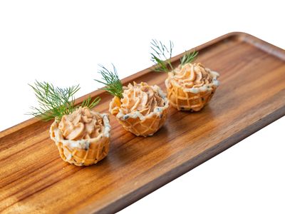 Mini babeczka z pastą z suszonych pomidorów