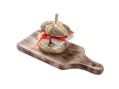 Mini bułeczka z camembertem, papryką i kiełkami